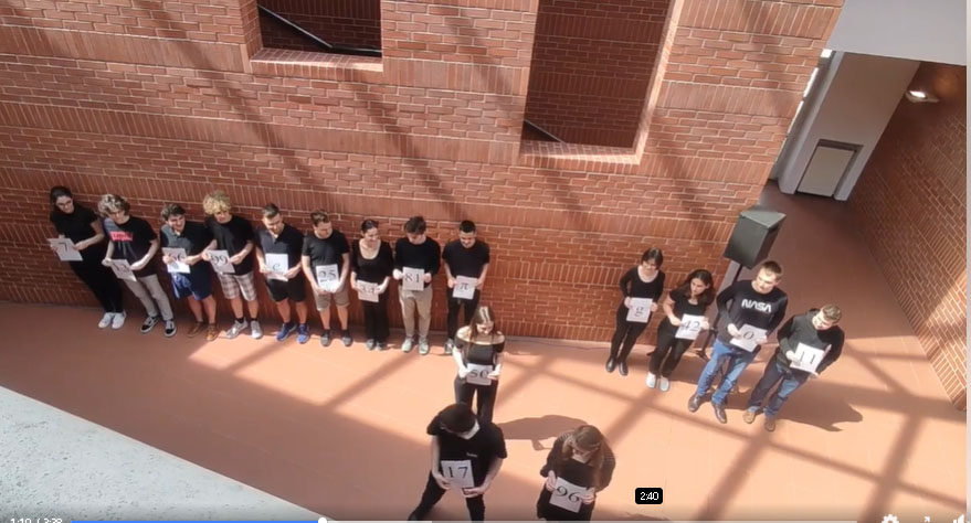 Az ELTE IK elsőéves programtervező informatikus tehetséggondozó Neumann csoport tagjai bemutatták a Neumann János által kidolgozott összefésüléses rendezést a 2023. május 11-i jubileumi Neumann napon.