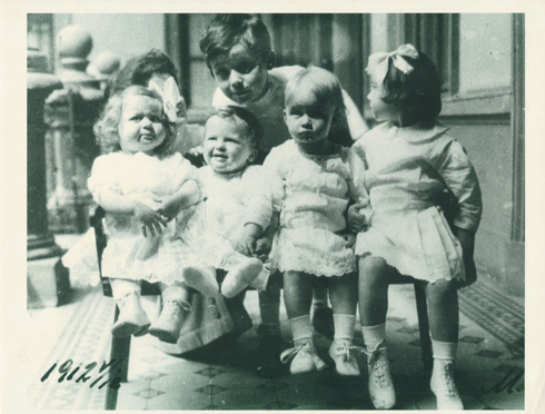 A kis Neumann családja körében