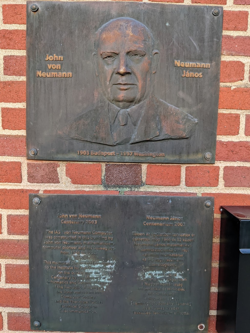 Neumann János mellszobra a bonni Arithmeumban, Németország