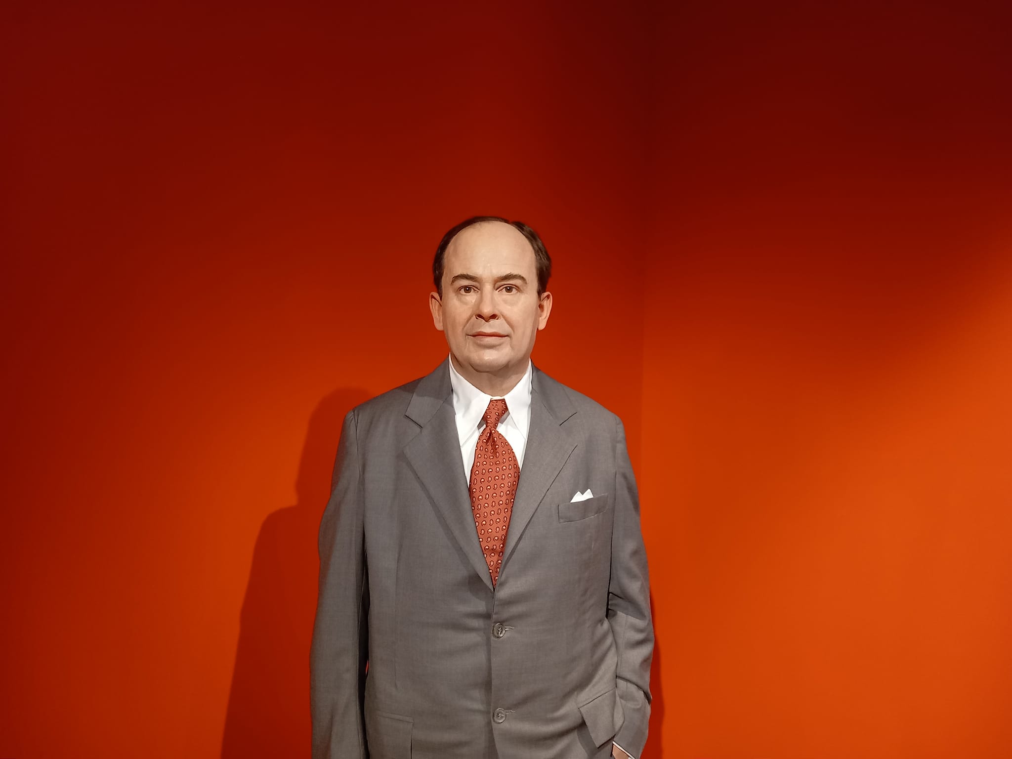 Neumann János életnagyságú viaszfigurája a budapesti Madamme Tussauds kiállításon